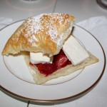 Limemarinerade bär på smördeg med glass. Foto: Lisa Eriksson.