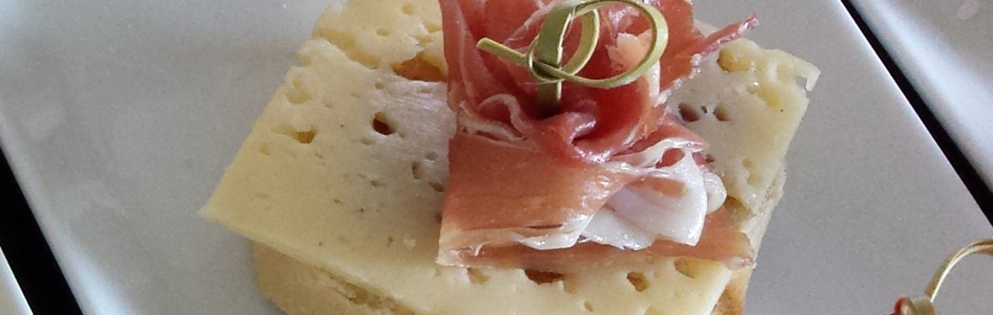 Baguette med plommonmarmelad, ost och prosciutto