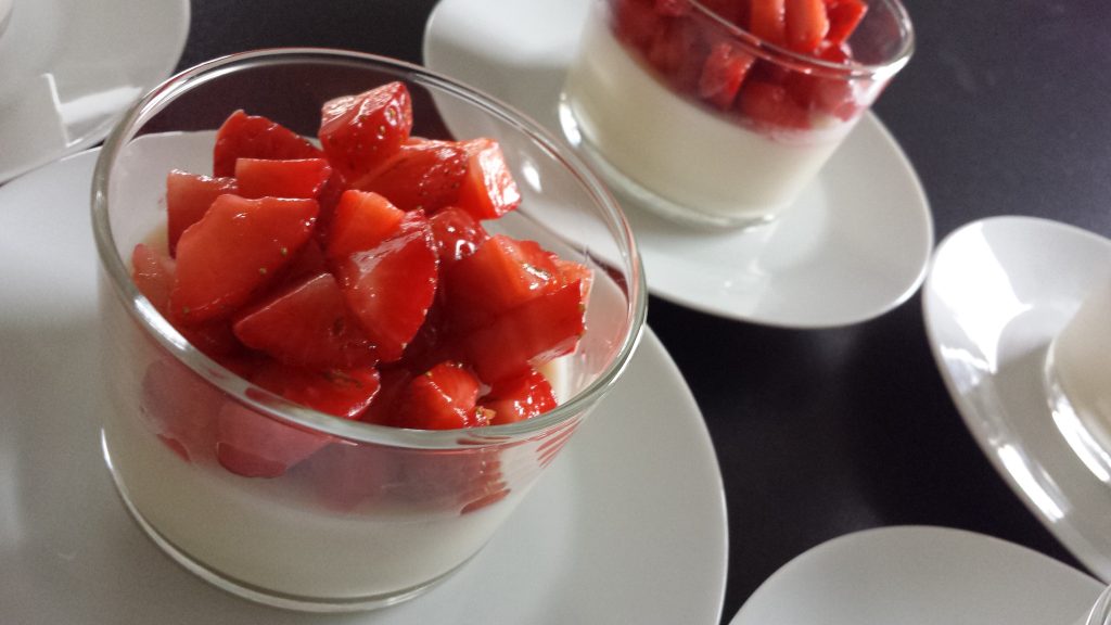 Kokospannacotta med limemarinerade jordgubbar