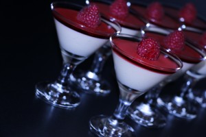 Vaniljkräm med champagnegelé och hallon