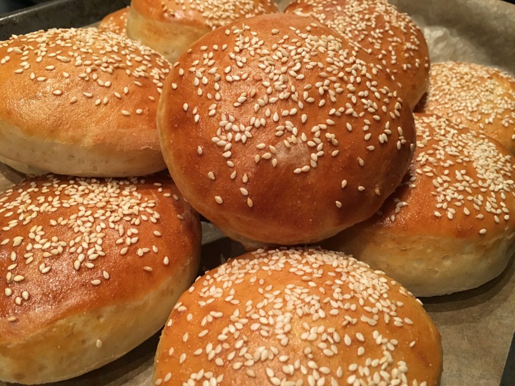 Hembakade hamburgerbröd