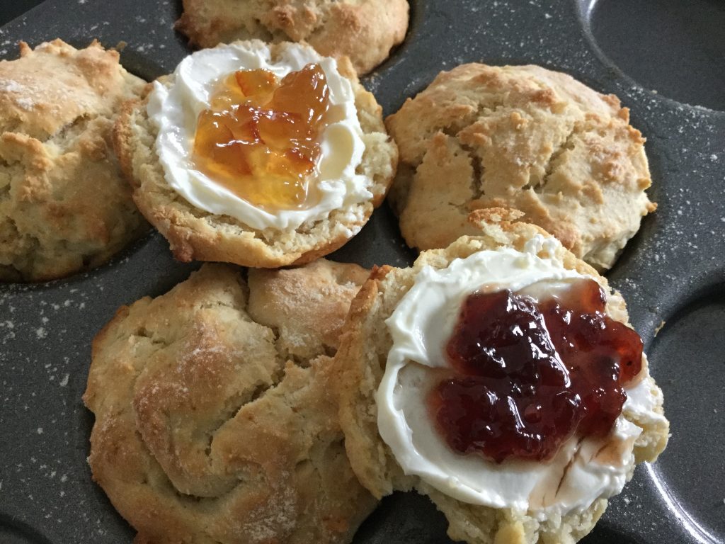 Scones med färskost och marmelad