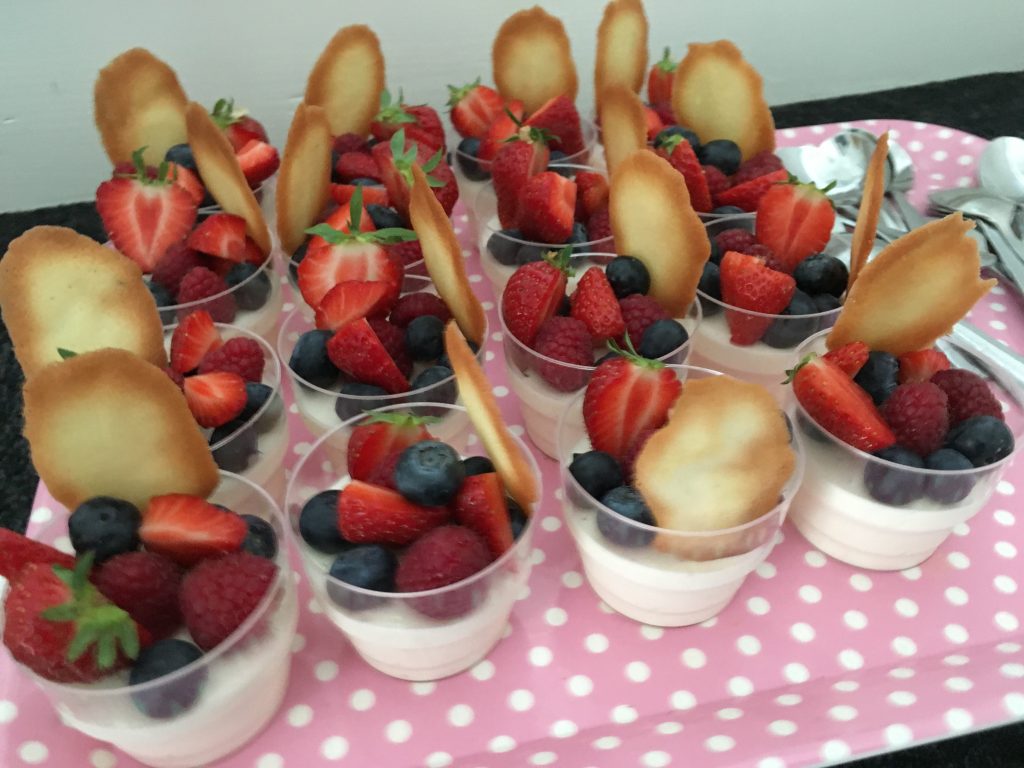Vaniljpannacotta på kvarg med färska bär