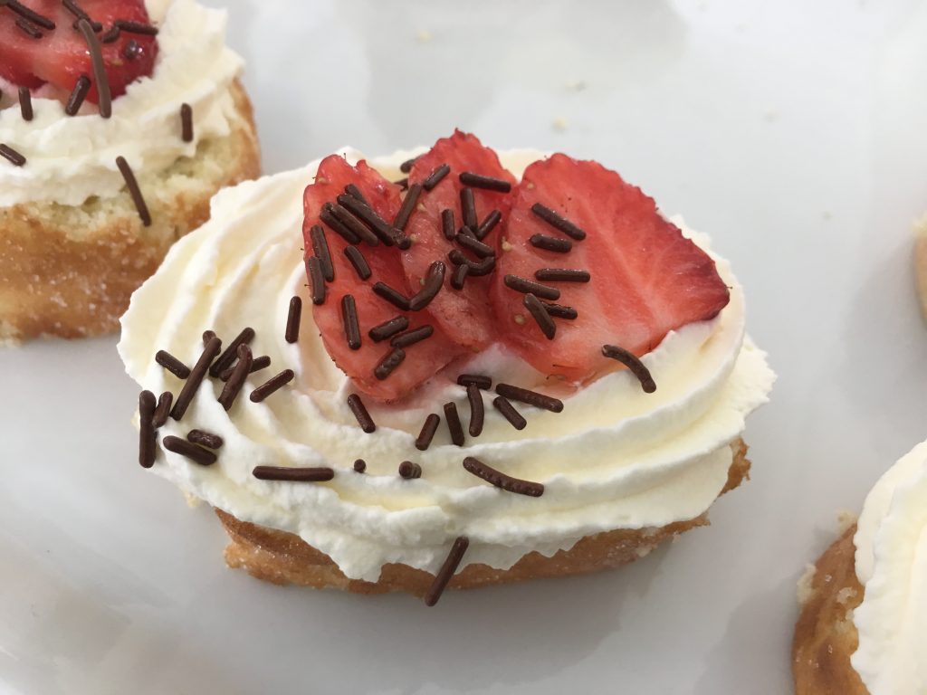 Jordgubbsbakelse på rulltårta