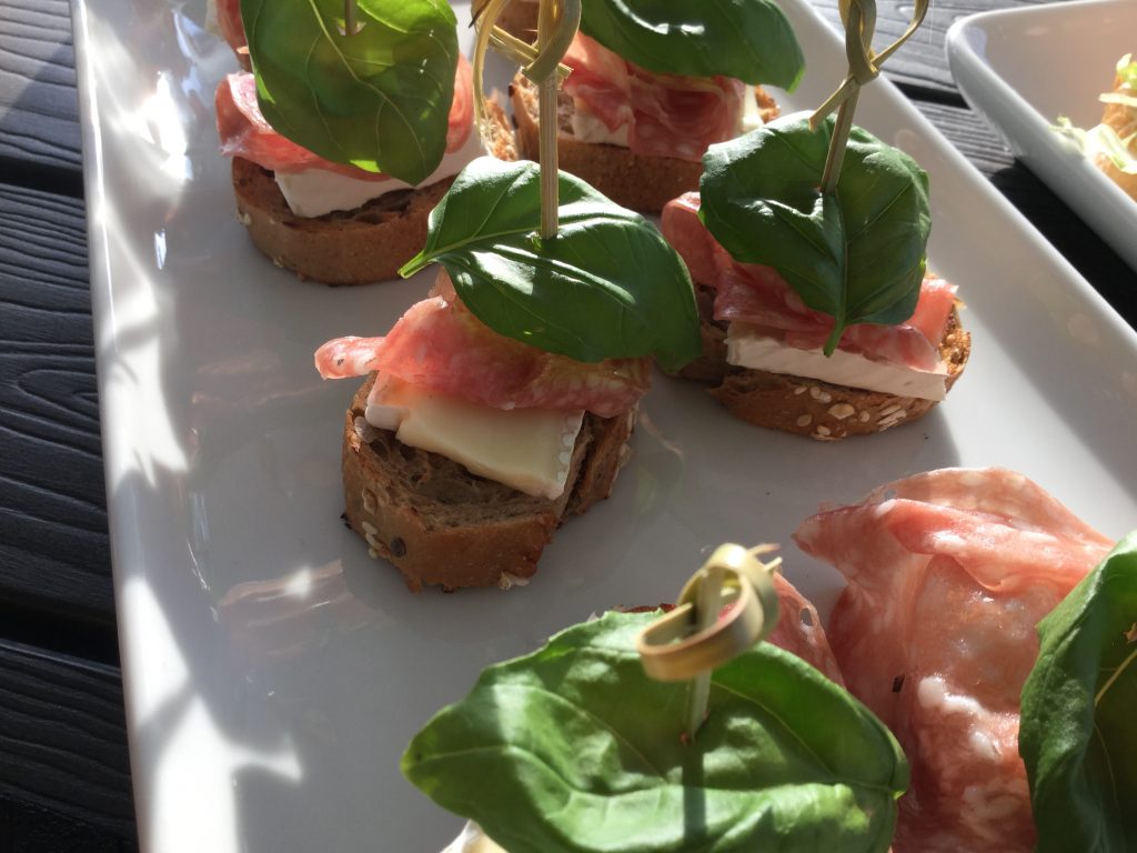 Tilltugg - baguett med brie, salami och basilika