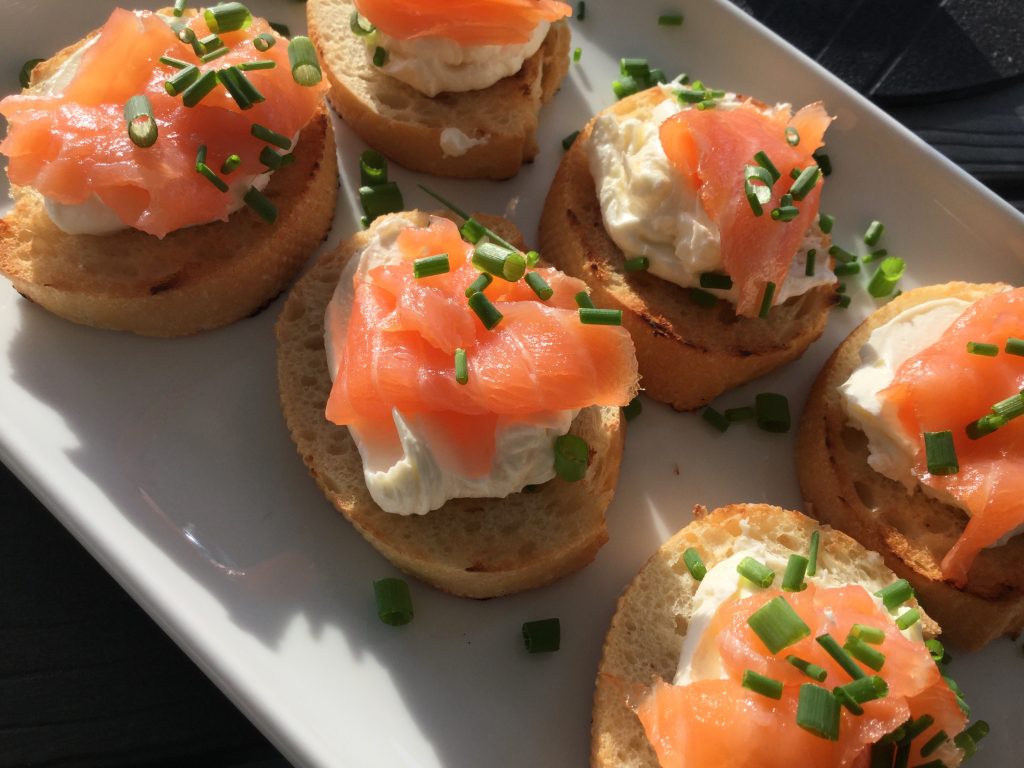 Tilltugg - Baguett med pepparrotskräm, rökt lax och gräslök