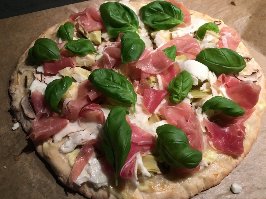 Pizza Bianca med kastanjechampinjoner, hyvlad halloumi och lufttorkad skinka