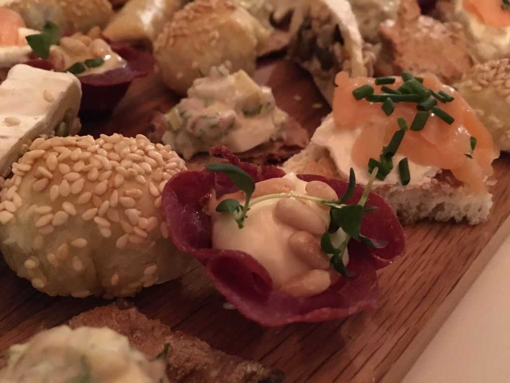 Bresalaokorgar med chevrekräm, rostade pinjenötter och timjan