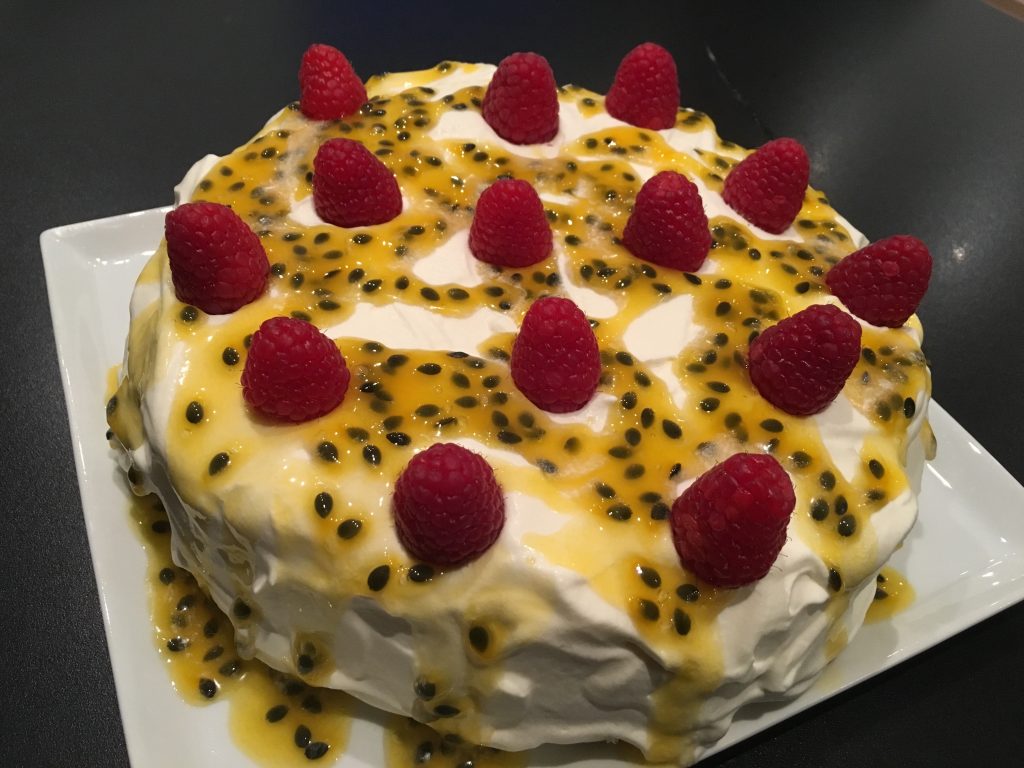 Fryst marängtårta med vaniljglass, grädde och passionsfruktssås