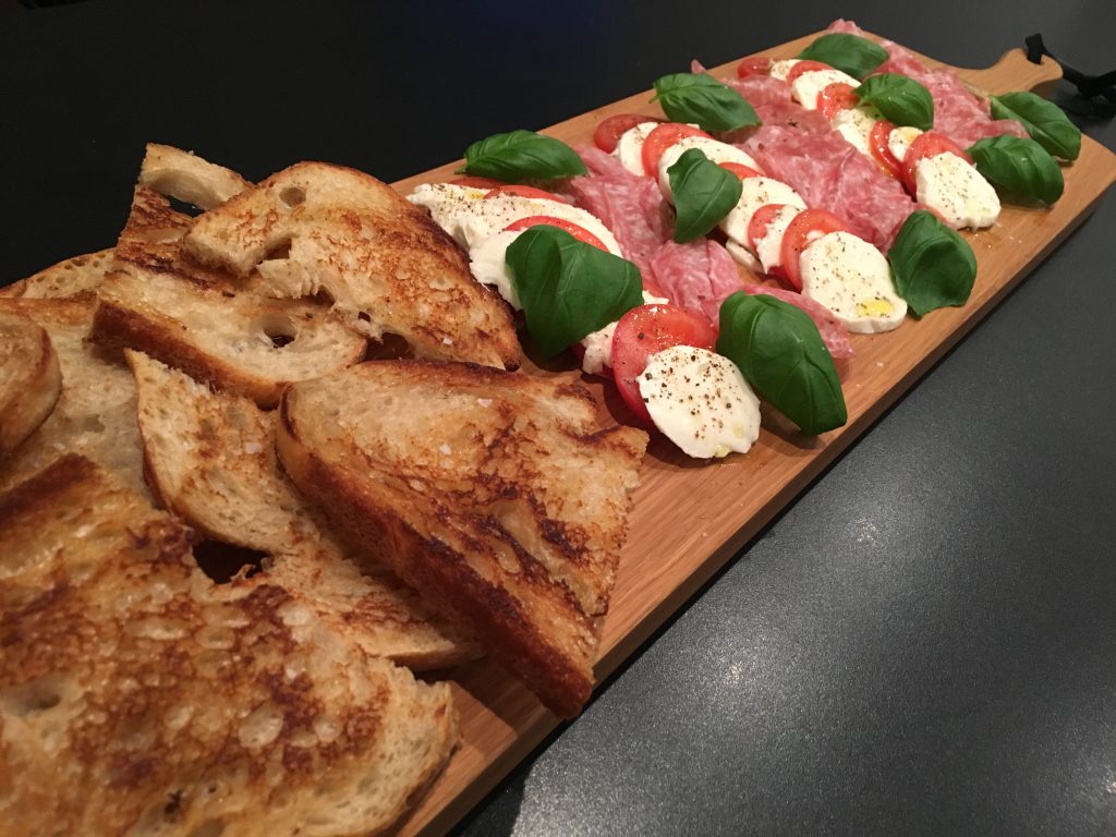 Smörstekt surdegsbröd med mozarella, tomat och basilika