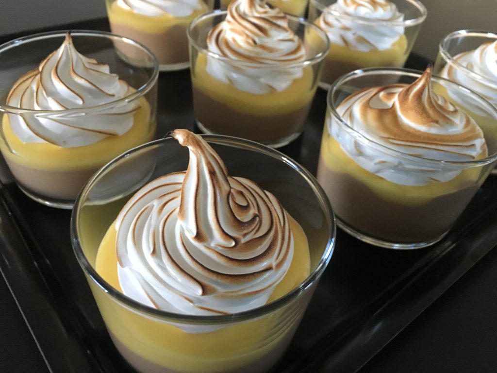 Påskdessert - chokladmousse med mangocurd och italiensk maräng