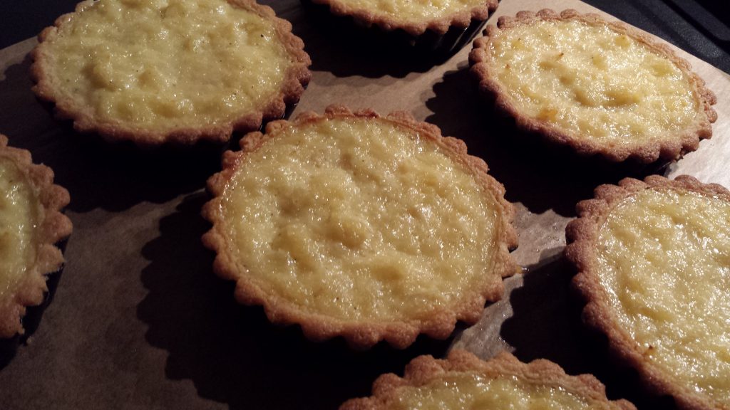 Ananaspaj i portionsformar