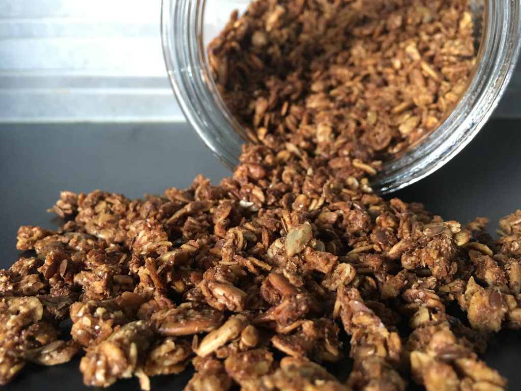 Hemmagjord granola med kanlen och kardemumma