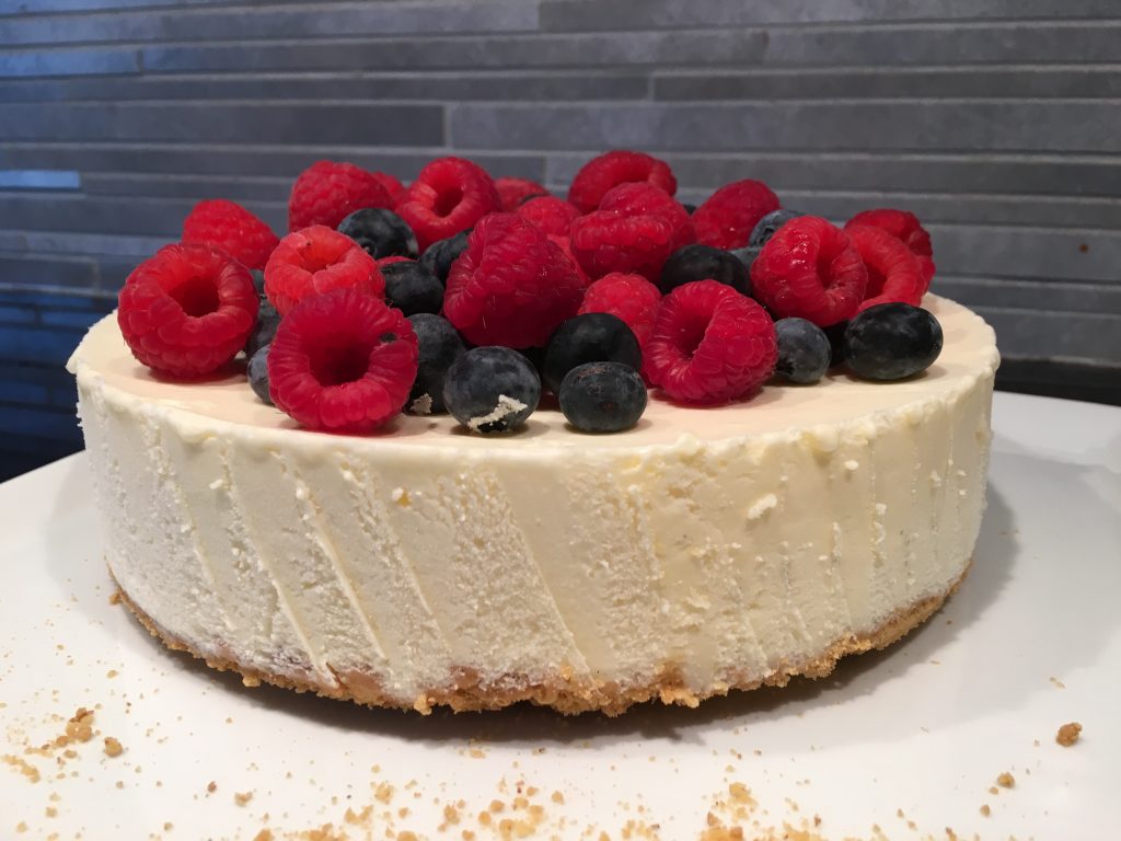 Fryst cheesecake med färska hallon och blåbär