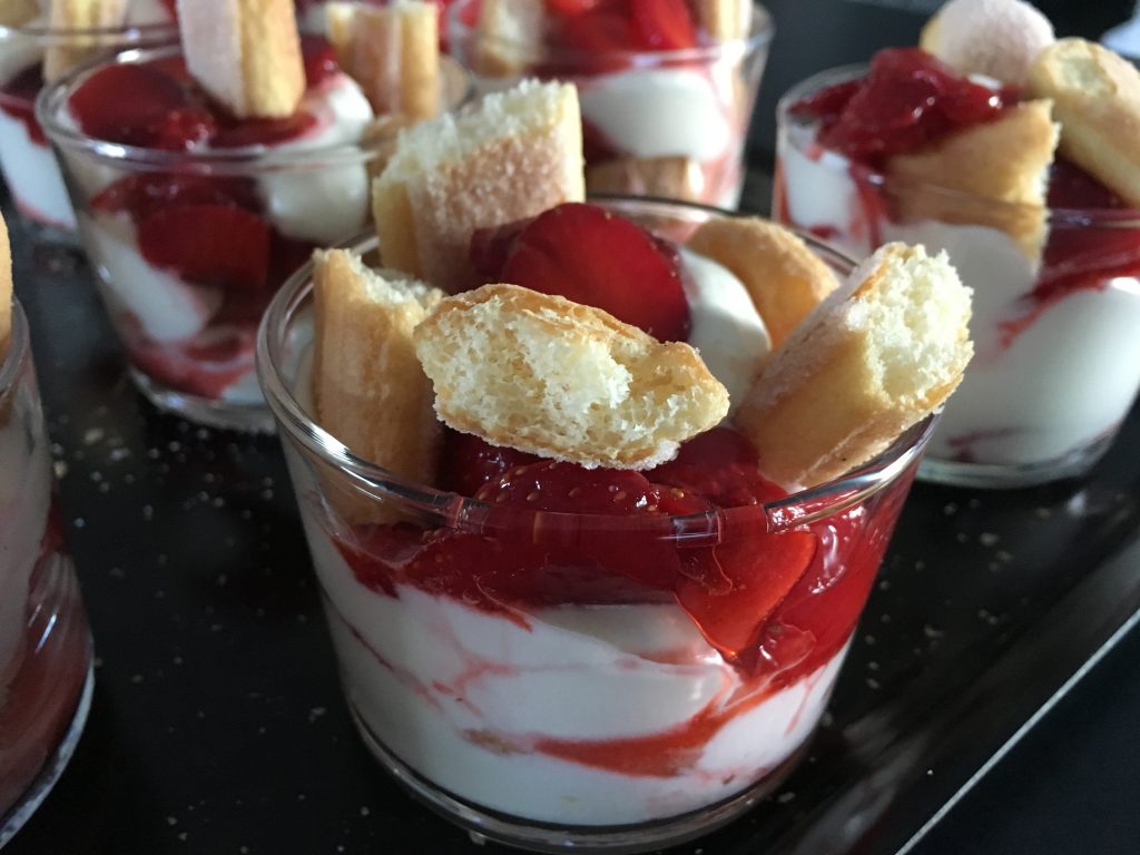 Marinerade jordgubbar med honungsyoghurt