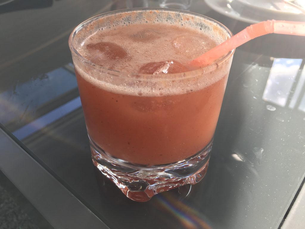 Raberber och jordgubbsdrink