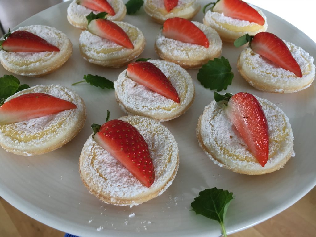Smördegsbakelse med vaniljkräm och jordgubbar