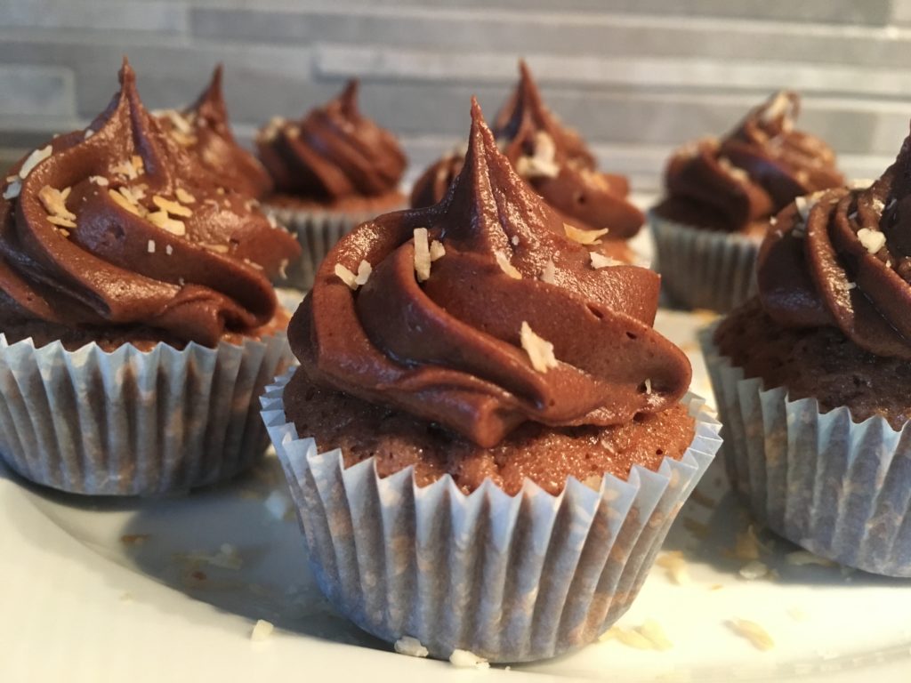 chokladcupcakes-med-chokladfrosting-och-rostad-kokos