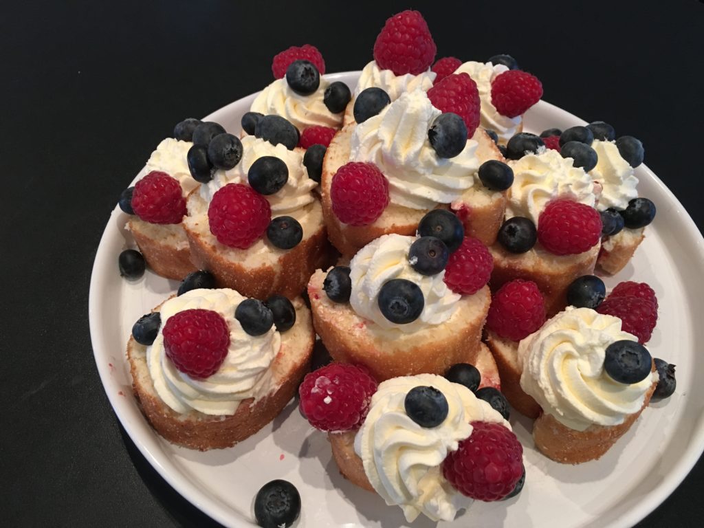 hallonrulltårta med marängsmörkräm