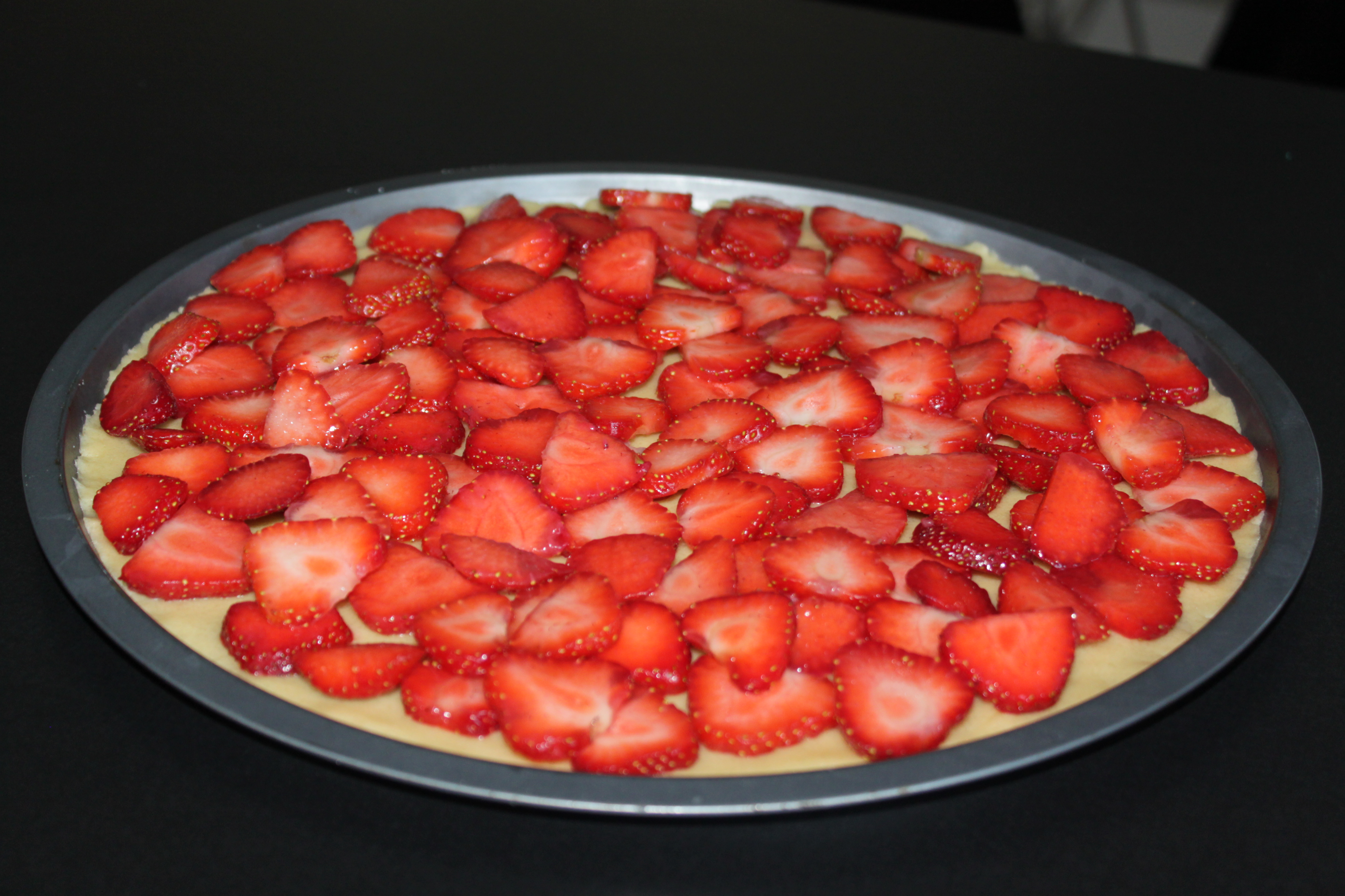 Lägg på skivade jordgubbar.