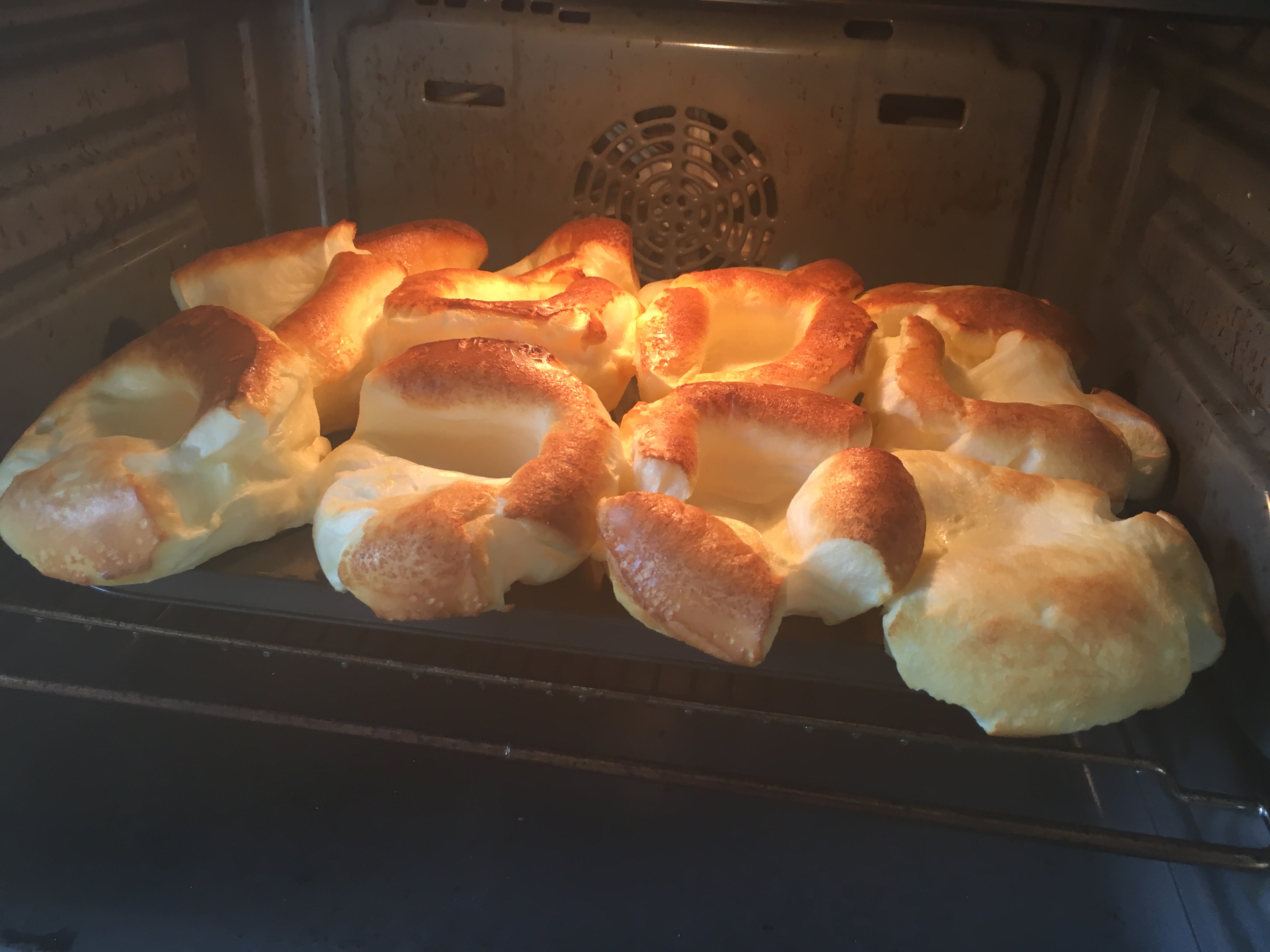 Söta pannkaksmuffins gräddas i ugnen