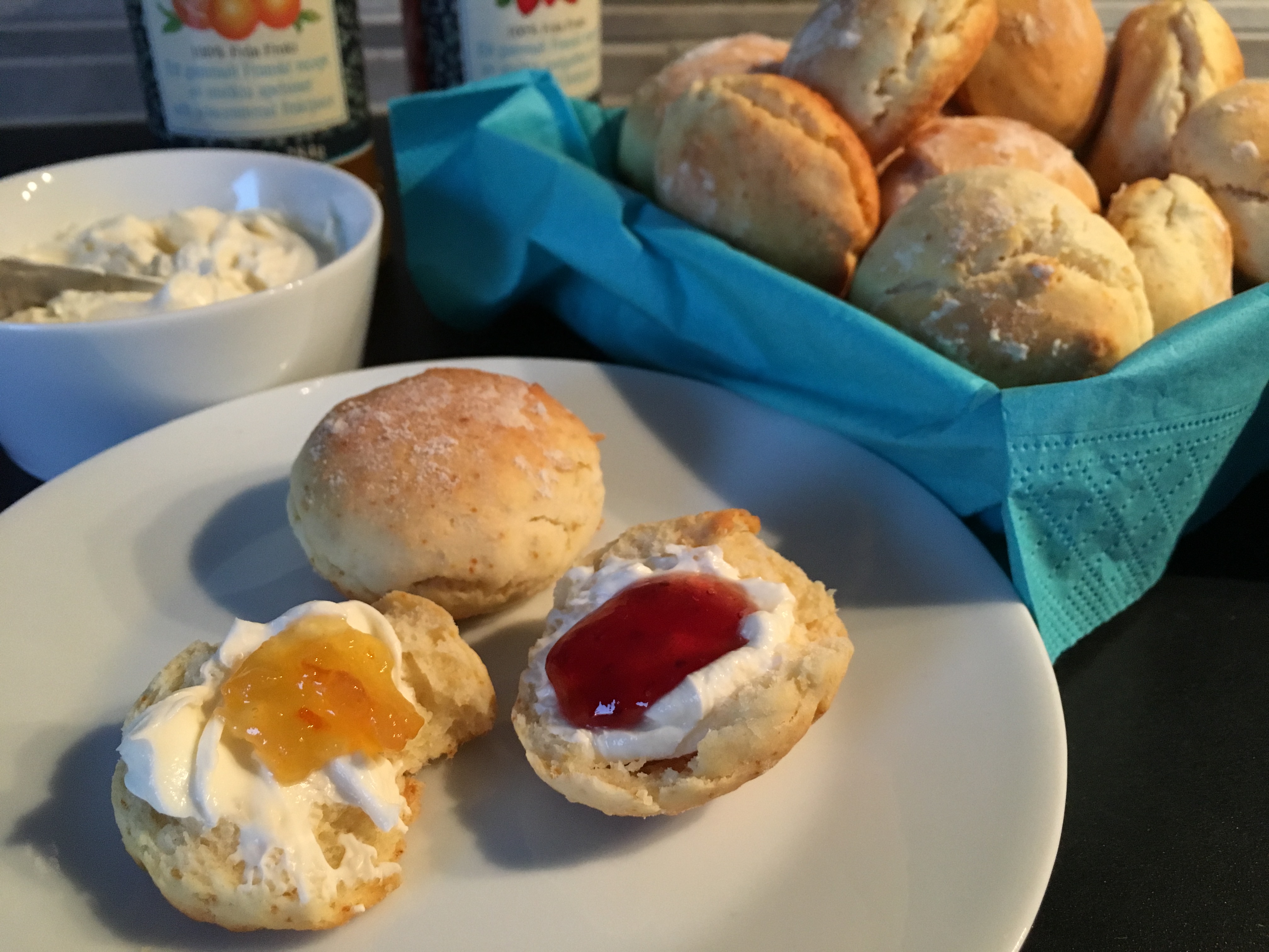 Miniscones med färskost och marmelad