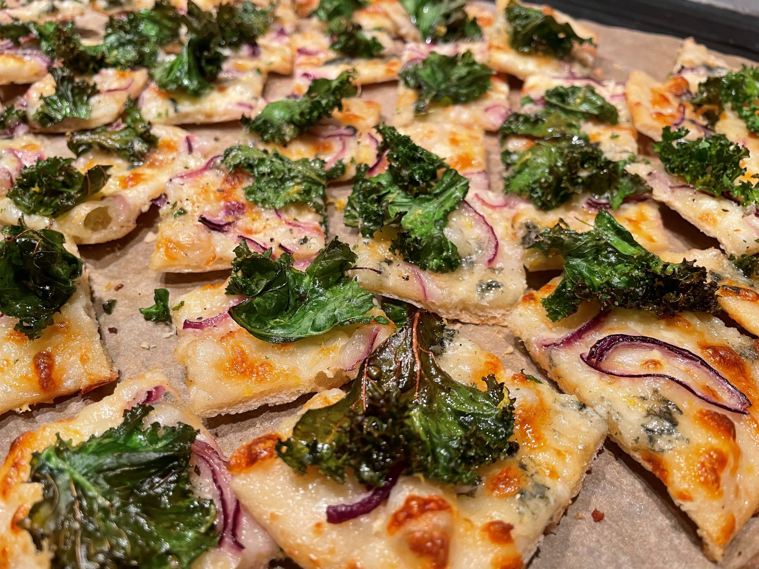Pizza - Pizza med grönkål, roquefort och citroncest